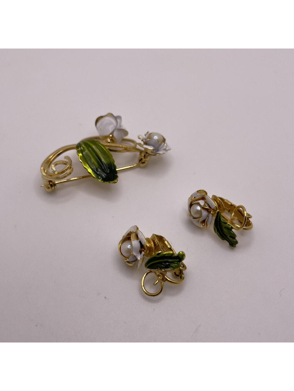 Vintage Flower Pin Brooch & Clip On Clip-on Earrings Set Gold Tone / White